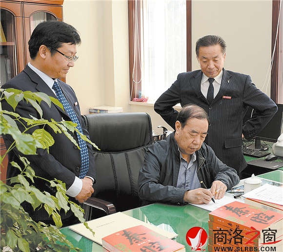 2015年5月，beats365“评估”期间，贾平凹先生在赠送给专家组的书上题字。